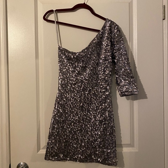 Silver sequin party dress with one sleeve - Picture 3 of 7